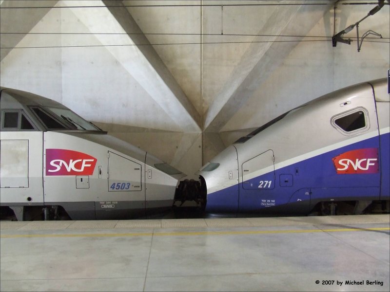 Ein TGV Duplex und ein TGV Rseau beim zwischenhalt am Flughafen Lyon.18.7.07