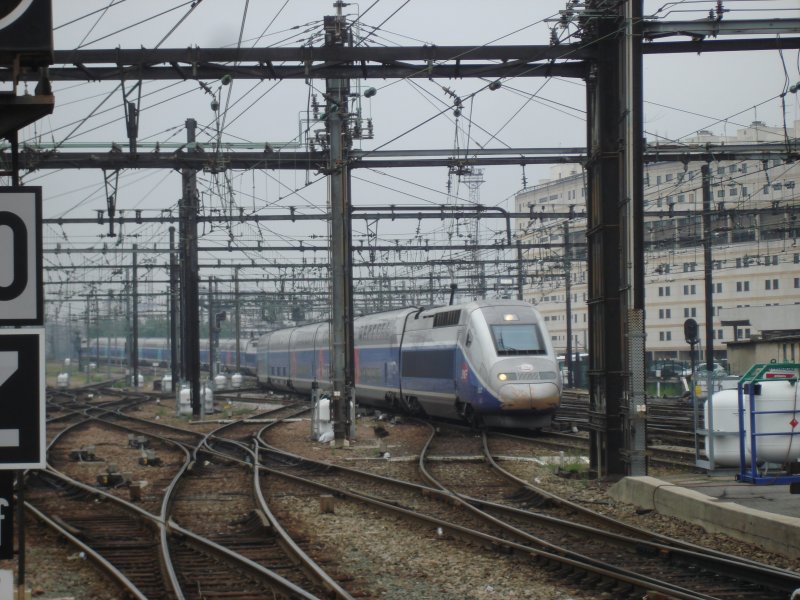 Ein TGV-Duplex fhrt am 26.5.2007 im Bahnhof Paris Gare de Lyon ein.