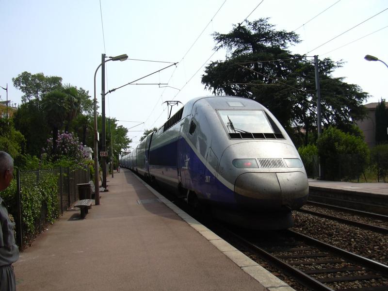 Ein TGV-Duplex in Frejus. Der Zug hielt nicht in Frejus, aber in St. Raphael-Valescure.