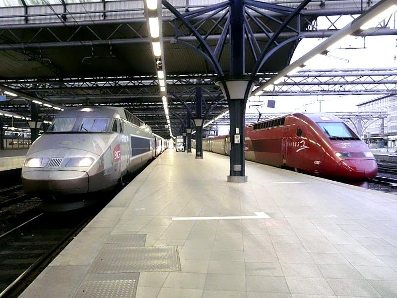 Ein TGV und ein Thalys stehen im Bahnhof Bruxelles Midi in den Startl�chern. 07.03.08