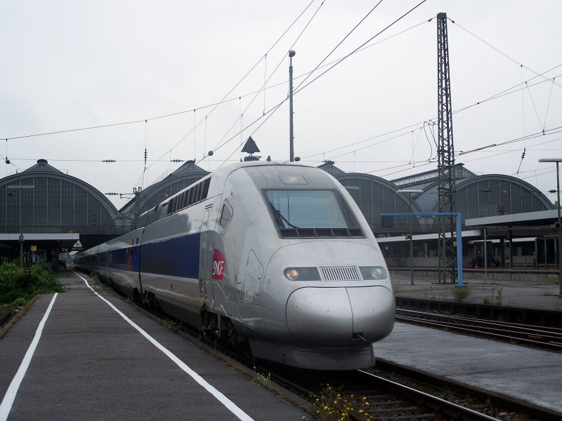 Ein TGV POS bei seinem Zwischenhalt in Karlsruhe HBF. Der Zug kommt von Paris EST und hat sein Ziel, Stuttgart HBF, nun fast erreicht, Sommer 2007.