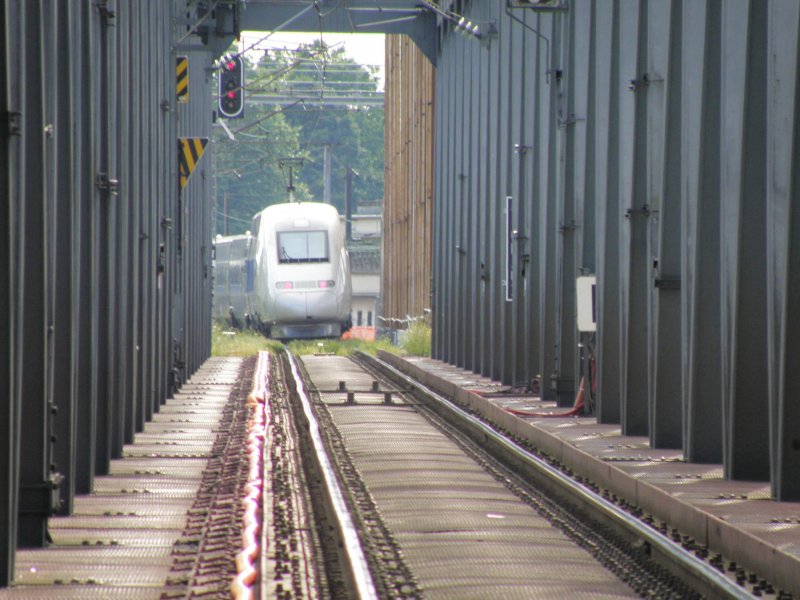 Ein TGV POS rollte soeben ber die alte Rheinbrcke bei Kehl. Man sieht deutlich wie  verbogen  die Schienen sind. Foto vom 10. August 2008.