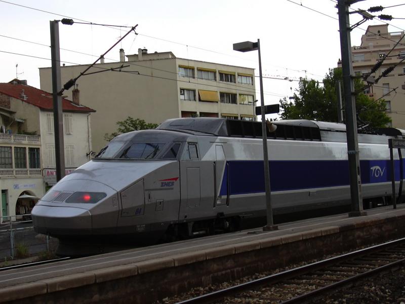 Ein TGV-R als Doppelzug nach Nice-Ville (Nizza). Er steht im Bhf. St. Raphael-Valescure.