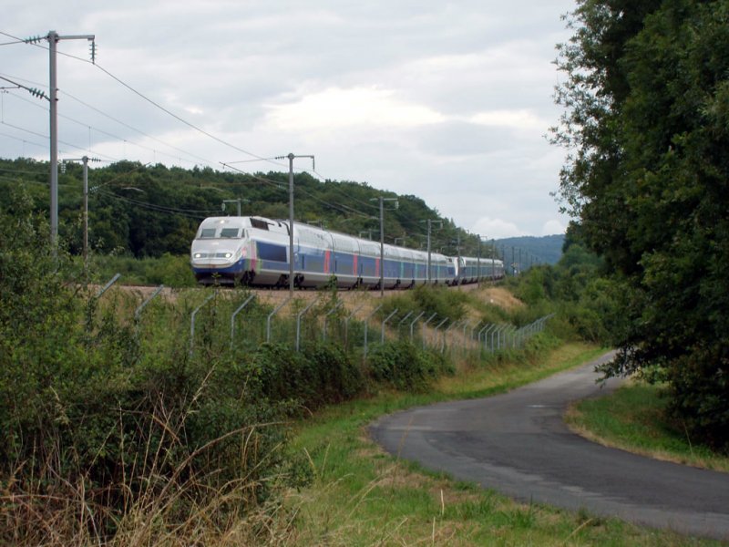 Ein TGV Sud-Est fhrt nach Paris auf der Hochgeschwindigkeitstrecke  LN1  Lyon-Paris. Bei Cluny.