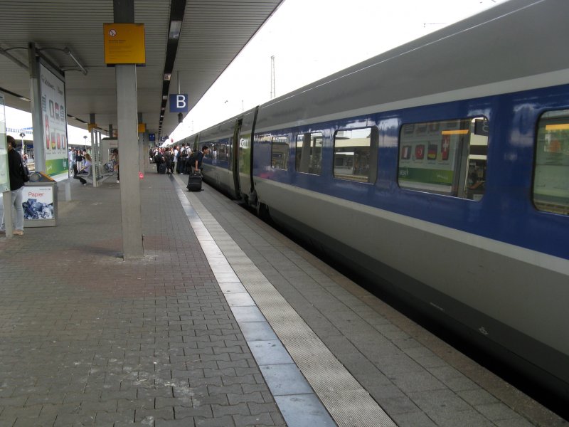 Ein TGV2800 als Ersatzzug von ICE 9552 von Frankfurt(Main)Hbf nach Paris Est.Am 06.06.08 beim Halt in Mannheim Hbf.