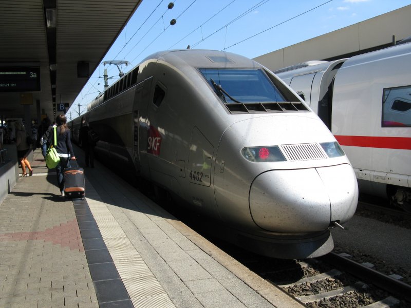 Ein TGV2803 (Weltrekordzug) als Ersatzzug von ICE9555 von Paris Est nach Frankfurt(Main)Hbf.Am 15.07.08 beim Halt in Mannheim Hbf.