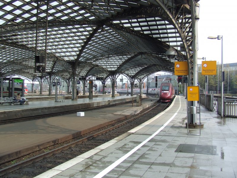 Ein Thalys am 29.03.07 bei der Aussfahrt Kln Hbf auf die Hohenzollernbrcke.