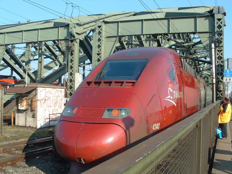 Ein Thalys aus Paris-Nord fhrt Richtung Kln-Deutz auf die Hohenzollernbrcke in Kln. Dieser fhrt nach Kln-Deutzerfeld auf das Bahn-Betriebsgelnde.