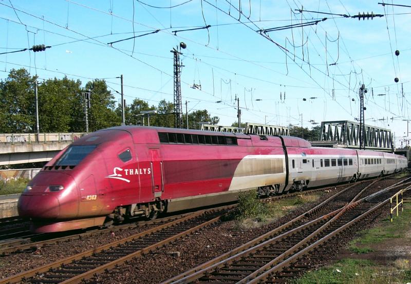 Ein THALYS fhrt am 14.10.03 aus dem BW Deutzer Feld 
in den Bahnhof Kln-Deutz ein.
