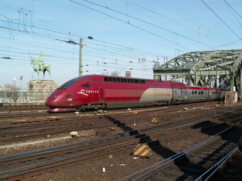 Ein Thalys fhrt am 23.03.08 zum Bereitstellen in Kln um Kurz daruf in Ruichtung Brssel zu starten.