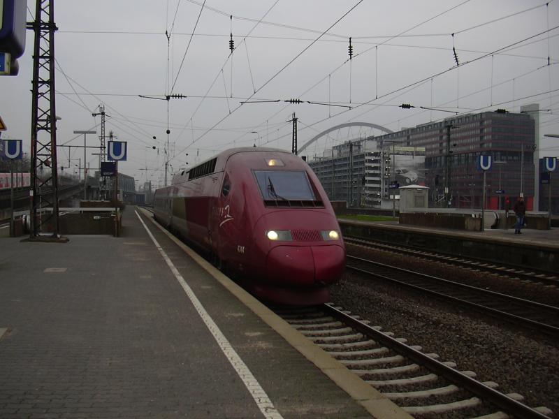 Ein Thalys der gerade vom Betriebsbf. Deutzerfeld kam, f�hrt jetzt an Gleis 7 in K�ln-Deutz an.