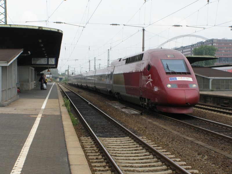 Ein Thalys in Kln Deutz/Messe. In wenigen Minuten erreicht er Kln HBF und fhrt von dort aus weiter nach Paris. Aufgenommen am 03. Juni 07.