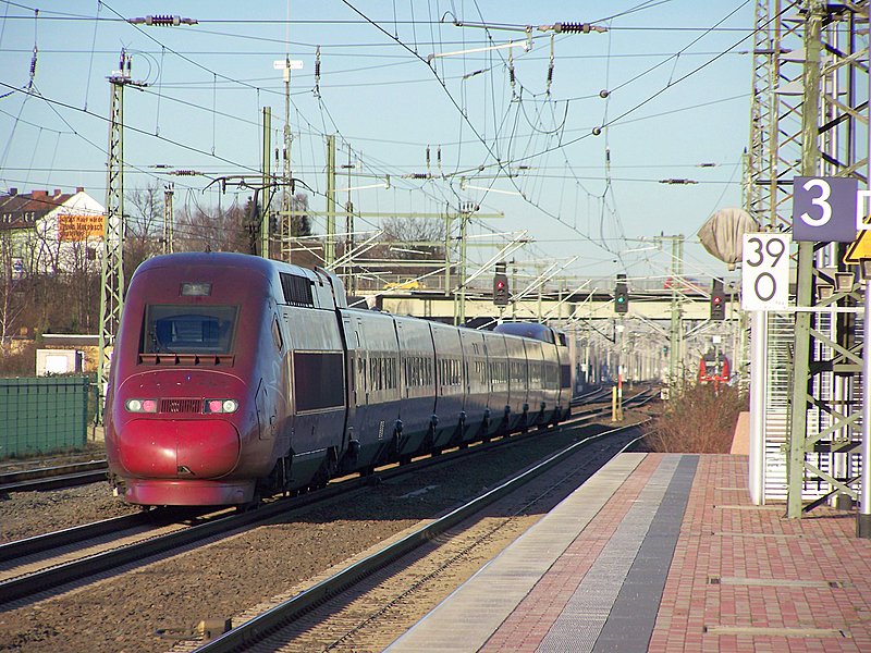 Ein Thalys der Linie 80(Paris-Nord - Kln Hbf) bei schnem Nachmittagslicht in Dren. Dank der LZB geht´s ab Dren mit 200Km/h nach Kln! Februar 2008