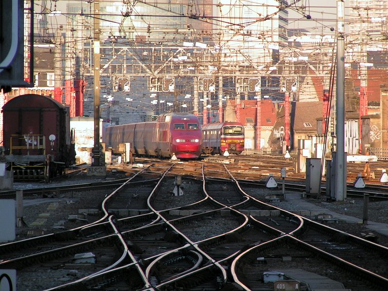 Ein Thalys nhert sich aus Richtung Bruxelles Nord dem Bahnhof Bruxelles Midi am spten Nachmittag des 17.02.08.