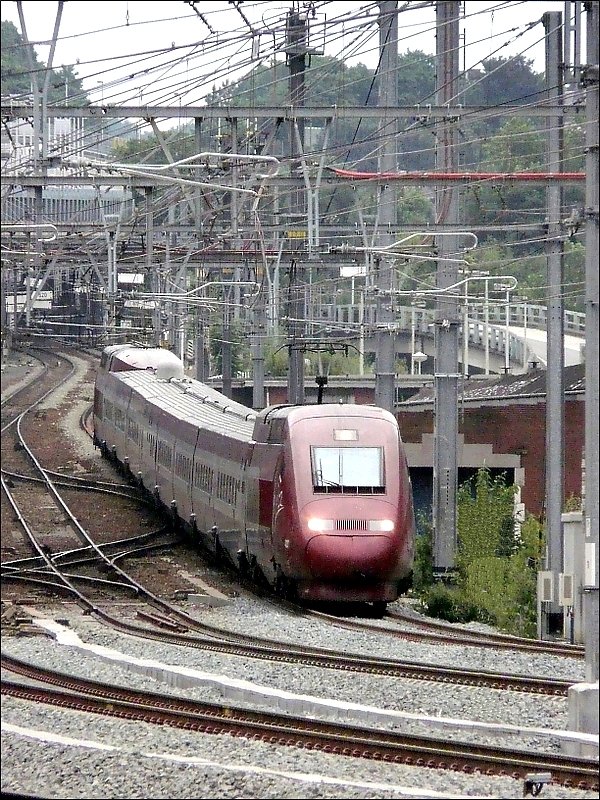 Ein Thalys PBKA mit Antenne fr Internetzugang kommt den  plan inclin  aus Richtung Ans herunter und befhrt den neuen Gleisabschnitt vor dem Bahnhof Lige Guillemins am 28.06.08. (Jeanny) 