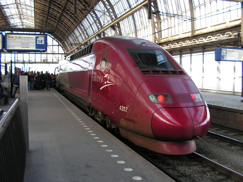 Ein Thalys PBKA steht im Hbf von Amsterdam und la�t Fahrgaste einsteigen. 