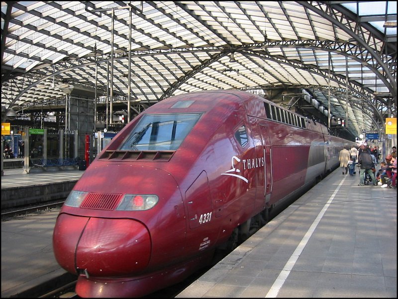 Ein Thalys-Triebzug fhrt am 15.10.2006 in Kln Hbf ein.
