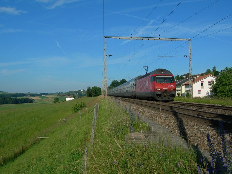 Ein Thema des heutigen Fototour: Alte Fahrleitungsmasten. Meines Wissens eine der letzten Strecken die noch damit ausgerstet ist, befindet sich zwischen Ros und Chnens. (Strecke Bern - Lausanne)
Hier der IC 715 bei Neyruz am 19. Juni 2008.   