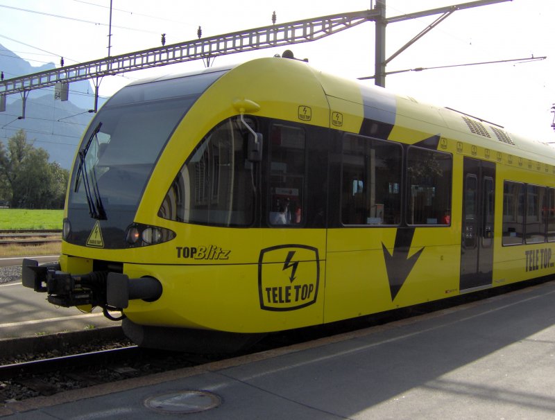 Ein THURBO RABe 520 mit Werbung fr den regionalen Fernsehsender Radio Top nach Trbbach, Weite, Sevelen, Buchs / SG steht  in Sargans bereit um nach der Ankunft des IC aus Basel / Zrich abzufahren.   Sommer 2007