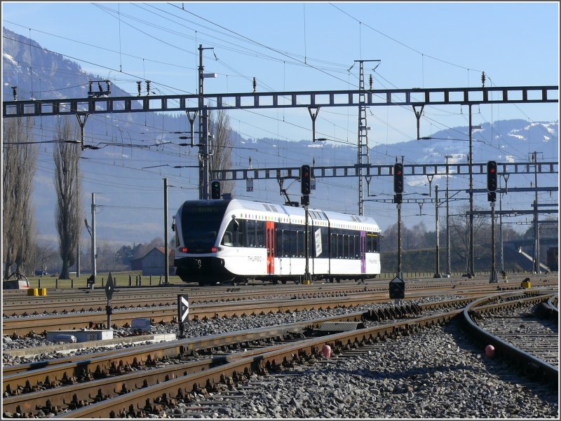 Ein Thurbo RABe 526 (GTW 2/6) fhrt zuerst Richtung Chur und biegt dann ber die Verbindungskurve entlang der Autobahn Richtung Norden ab. Die Verbindungskurve wird vor allem von den EC und Gterzgen sterreich-Schweiz und umgekehrt bentzt. (29.01.2008)