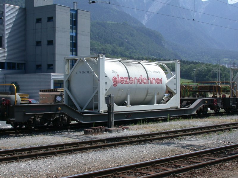 Ein Tiefgangwagen Sbk-V mit einem Containersilo der Transportfirma Giezendanner. Untervaz (03.07.2006)