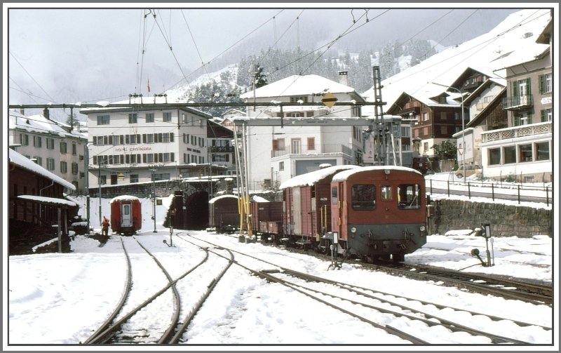 Ein Tm 2/2 der RhB in Disentis vor dem alten Tunnelportal Richtung FO und das bei Schnee am 14.10.1975.