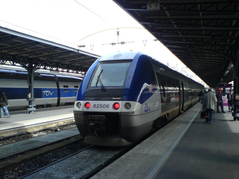 Ein Train Express Rgional in Paris Est. Der Triebzug trgt die Nummer 82506. 