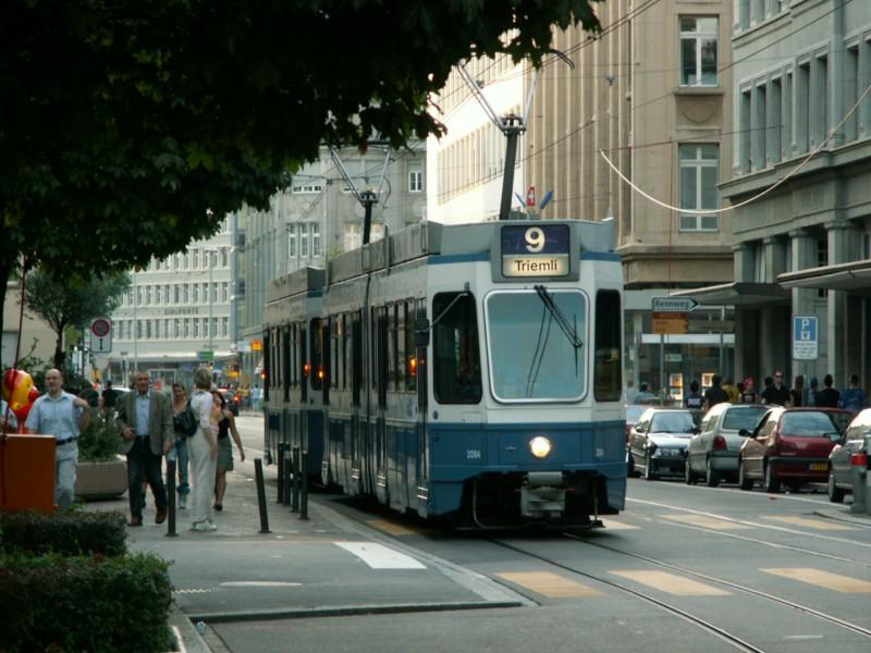 Ein Tram 2000 (Wagen 2064 mit Pony) vor dem Paradeplatz zur vorzeitigen Wenden zurck via Stockerstrasse zum Triemli, am Tag der Streetparade am 13.8.05