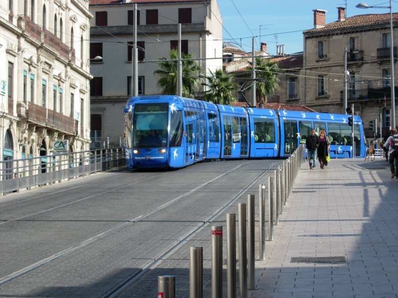 Ein Tram der Linie 1 schleicht gerade von den Brcke ber den Bahnhof herunter. 12.Oktober 2008 in Montpellier Gare St.Roche
