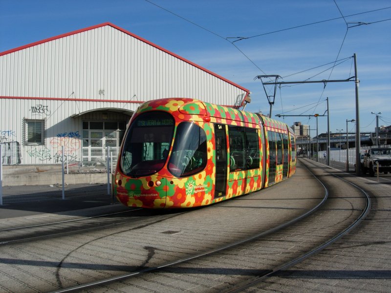 Ein Tram der Linie 2 von Jacou nach Sabines. In der Nhe des Hauptbahnhofes Gare St.Roch. Am 25.10.2008 in Montpellier