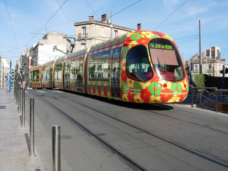 Ein Tram der Linie 2 nach Saint Jaques de Veasion auf der Br�cke �ber den Hauptbahnhot Montpellier. Oktober 08