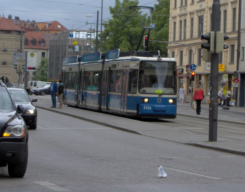 Ein Tram der Mnchner Verkehrsbetriebe durchfhrt die Innenstadt
