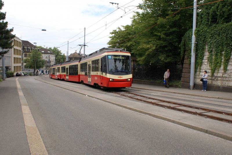 Ein Tramersatzzug mit den Be 4/6 64, 63 und 66 wechselt am 12.7.09 das Gleis zwischen Stadelhofen und Kreuzplatz.