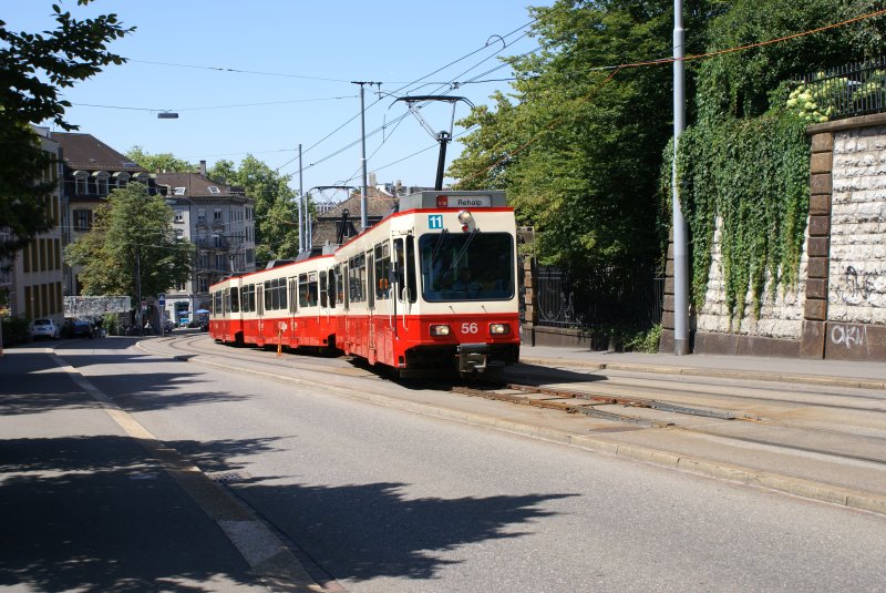 Ein Tramersatzzug mit dem Be 4/4 56 an der Spitze fhrt am 1.8.09 ber die Kletterweiche in Stadelhofen.

