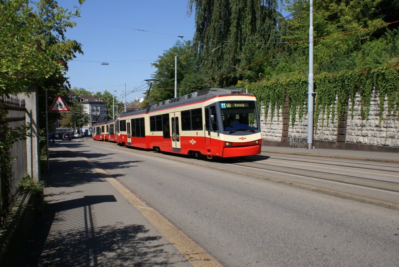 Ein Tramersatzzug Stadelhofen - Rehalp klettert am 15.8.09 ber die Kletterweiche bei der provisorischen Haltestelle Stadelhofen. Dieses Bild ist leider schon wieder Geschichte, der Stadlehoferplatz ist wieder befahrbar, die Tramlinie 11 kann wieder die normale Strecke bedienen und die Tramersatzzge sind somit berflssig.

