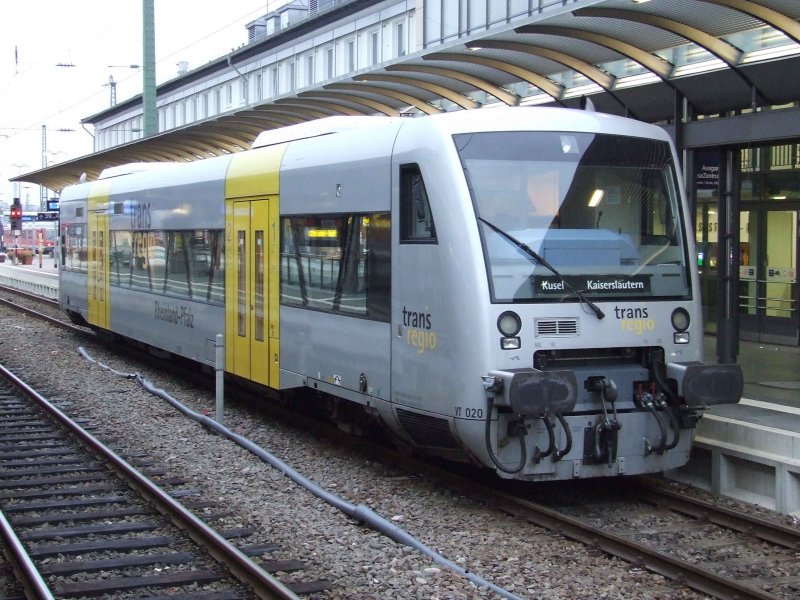 Ein TransRegio Regio Shuttle steht in Kaiserslautern bereit (27.10.2007)