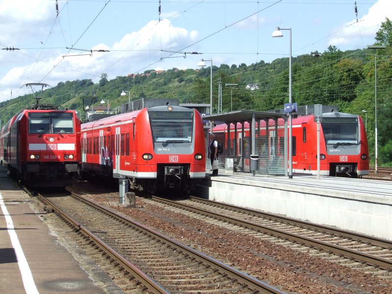 Ein Treffen von Regionalbahn nach Stuttgart (BR 146.2 ganz links), S-Bahn nach Osterburken (ET 425 Mitte) und S-Bahn nach Mosbach (Baden) (rechts) in Mosbach-Neckarelz am 18.08.2008.
