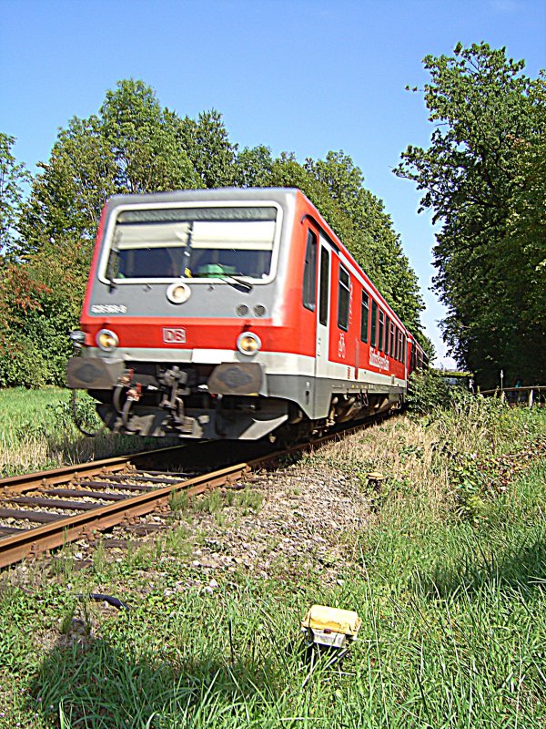 Ein Tribwagen der BR 628 auf der Rottalbahn im Osten von Pfarrkirchen am 18.08.2007