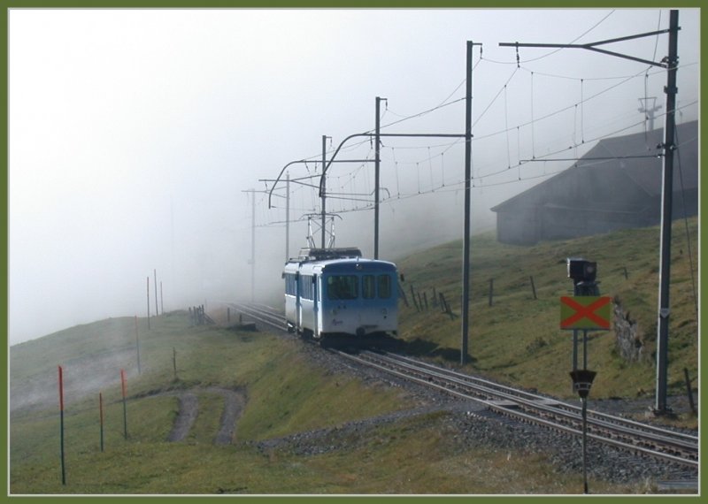 Ein Trieb- und Steuerwagen aus Arth Goldau kommend taucht aus dem Nebel auf und erreicht in Krze Rigi Staffel. (10.11.2006)