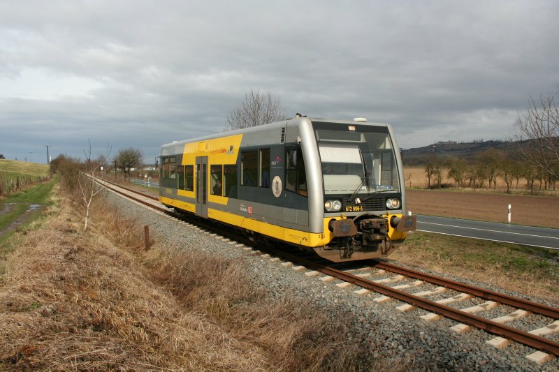 Ein Triebwagen 672 906-5 der Burgenlandbahn am 16.03.2008 bei Laucha an der Unstrut.
