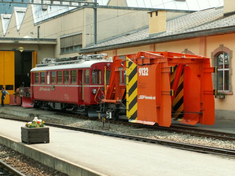 Ein Triebwagen ABe 4/4 No.35 mit einem Schneerumer Bj.1937.Poschiavo 10.06.06