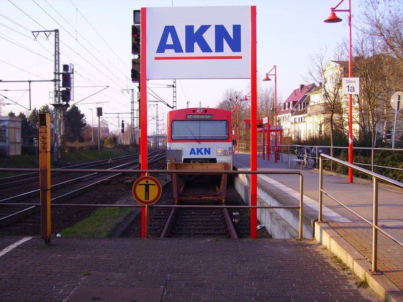 Ein Triebwagen der AKN steht in Elmshorn, hinter dem neuem AKN-Schild. 24.03.07
