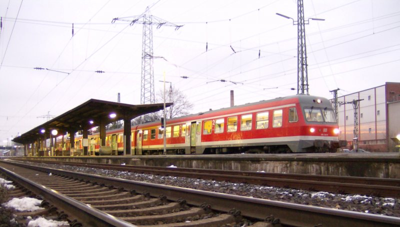 Ein Triebwagen der Baureihe 614 steht am Abend des 13.12.2008 in Forchheim zur Ausfahrt Richtung Ebermannstadt bereit.