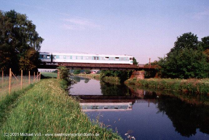 Ein Triebwagen der Baureihe 624 als Regionalbahn nach Gronau spiegelt sich auf der Steverbrcke zwischen Selm und Ldinghausen im Wasser. (15.05.2000)
