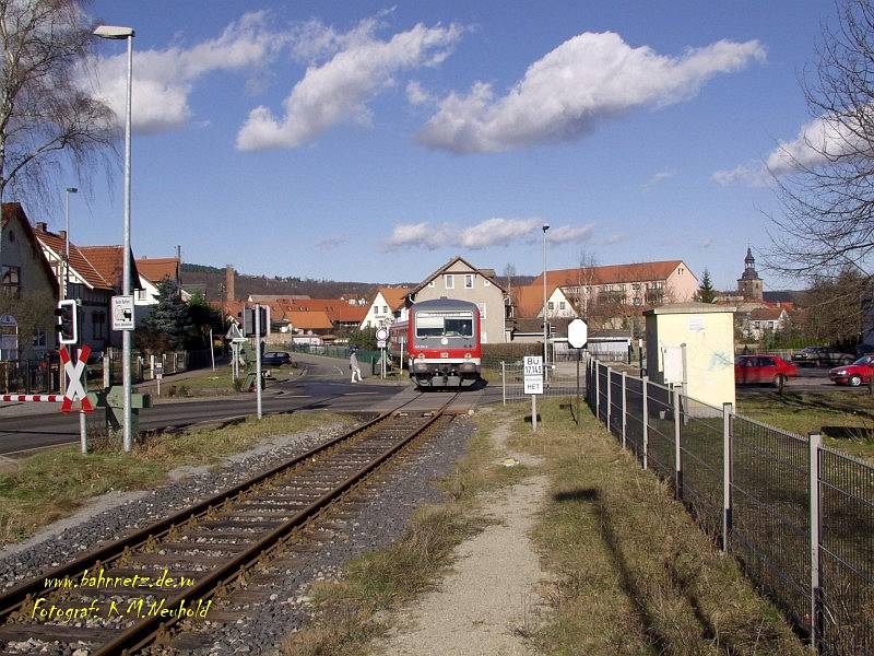 Ein Triebwagen der Baureihe 628 bei der Durchfahrt durch den Ort Bad Berka, gelegen an der Ilmtalbahn Weimar - Kranichfeld. Die Tage der BR 628 auf dieser Strecke sind gezhlt, denn die Ablsung in Form der Baureihe 641 ist bereits eingetroffen.