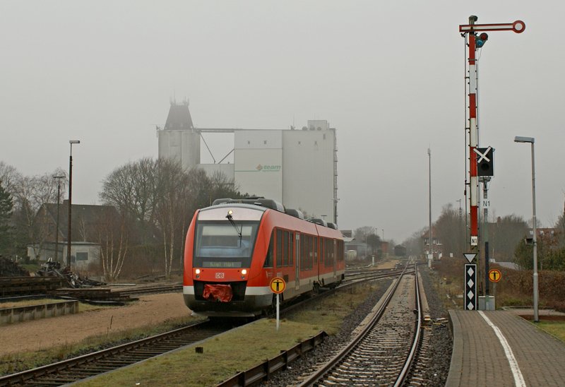 Ein Triebwagen der Baureihe 648 fhrt am 01.03.2009 in den Bahnhof von Sderbrarup ein.