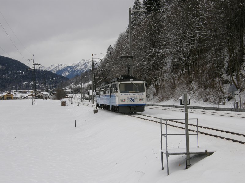 Ein Triebwagen der Bayerischen Zugspitzbahn kurz vor dem Erreichen des Endbahnhofs Garmisch-Partenkirchen. (23.1.09)