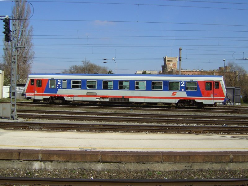 Ein Triebwagen der BR 5047 am 15.03.2008 bei der Ausfahrt aus Wien Sdbahnhof.  