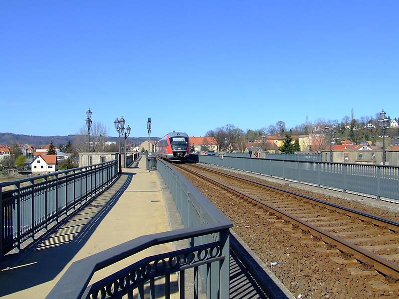 Ein Triebwagen BR 642 berquert am 4.04.2007 die Elbbrcke in Pirna.
