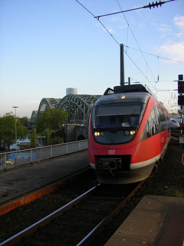 Ein Triebwagen der BR 644 rauscht als RB 25 (Oberbergische Bahn) Marienheide - Kln Hansaring in den Hauptbahnhof. Im Hintergrund die Hohenzollernbrcke. (29.10.05)